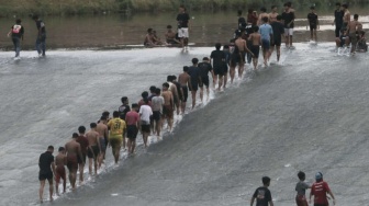 Viral! Surfing Ekstrem di Pintu Air Semarang, Wali Kota Ingatkan Bahaya Air Bah