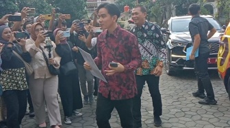 Ratusan Warga Solo Geruduk DPRD, Lepas Pengunduran Diri Gibran dari Wali Kota