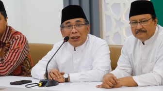 Ketua Umum Pengurus Besar Nahdlatul Ulama (PBNU), KH. Yahya Cholil Staquf (tengah) saat memberikan konferensi pers di Kantor PBNU, Jakarta, Selasa (16/7/2024). [Suara.com/Alfian Winanto]