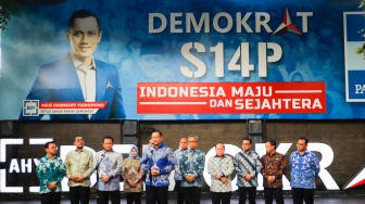 Ketua MPR RI Bambang Soesatyo dan Ketua Umum Partai Demokrat Agus Harimurti Yudhoyono (tengah) menggelar konferensi pers usai melakukan pertemuan di kantor DPP Demokrat, Jakarta, Selasa (16/7/2024). [Suara.com/Alfian Winanto]