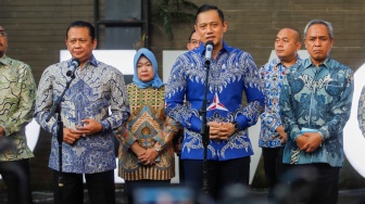 Ketua MPR RI Bambang Soesatyo dan Ketua Umum Partai Demokrat Agus Harimurti Yudhoyono menggelar konferensi pers usai melakukan pertemuan di kantor DPP Demokrat, Jakarta, Selasa (16/7/2024). [Suara.com/Alfian Winanto]
