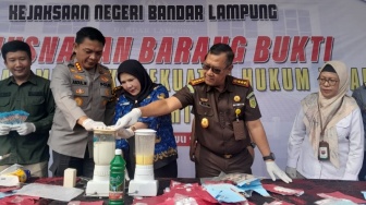 Kejari Bandar Lampung Musnahkan Ratusan Barang Bukti, Ada Bom Ikan & Ratusan Butir Amunisi