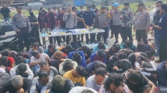 Polisi Gerebek Kampung Boncos, 42 Orang Ditangkap usai Dinyatakan Positif Narkoba