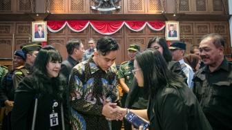 Wali Kota Solo Gibran Rakabuming Raka (kelima kiri) berjabat tangan dengan anggota DPRD usai mengikuti Rapat Paripurna di Gedung DPRD Solo, Jawa Tengah, Rabu (17/7/2024). [ANTARA FOTO/Mohammad Ayudha/rwa]