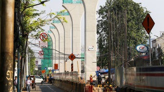 Pekerja menyelesaikan pembangunan proyek LRT Jakarta Fase 1B di kawasan Manggarai, Jakarta, Rabu (17/7/2024). [Suara.com/Alfian Winanto]
