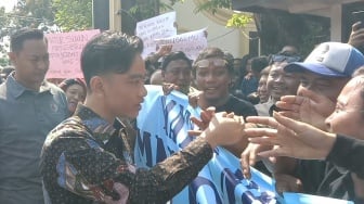 Momen Haru Ratusan Warga Solo Gibran Sebagai Wakil Presiden, Titip Doa Menyentuh Ini