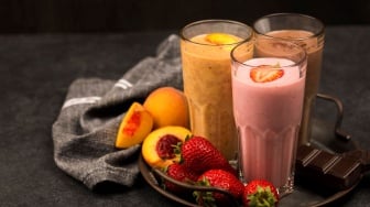 Bikin Smoothies dari Buah dan Sayur Beku: Nutrisinya Sama Nggak dengan yang Segar?