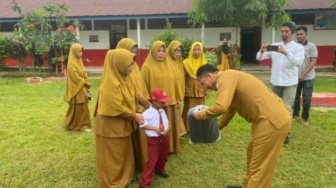 Siswa SD di Mamuju Tengah ke Sekolah Tanpa Sepatu Dapat Bantuan