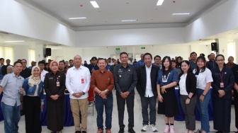 Pj Wali Kota Malang Wahyu Hidayat (tengah) foto bersama saat acara Roadshow Jatim Media Summit 2024 di Mini Block Office, Kota Malang, Jawa Timur, Rabu (17/7/2024). [Foto Dok. Suara.com]