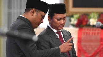 Thomas Djiwandono (kanan) berbincang dengan Sudaryono saat bersiap untuk dilantik menjadi wakil menteri oleh Presiden Joko Widodo di Istana Negara, Jakarta, Kamis (18/7/2024). [ANTARA FOTO/Hafidz Mubarak A/aww]