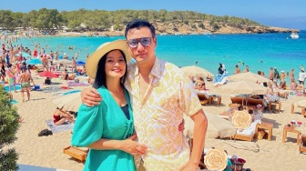 9 Potret Mesra Titi Kamal dan Christian Sugiono, Couple Goals Idola!