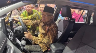 Wakil Presiden Ma'ruf Amin Rasakan Sensasi Kijang Innova Zenix Hybrid