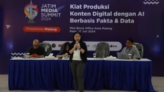 Country Manager International Media Support Eva Danayanti memberikan pemaparan saat acara Roadshow Jatim Media Summit 2024 di Mini Block Office, Kota Malang, Jawa Timur, Rabu (17/7/2024). [Foto Dok. Suara.com]