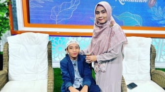 Meninggal Dunia, Intip Lagi Potret Mama Dahlia Dampingi Naja Hudia Jadi Hafiz Al-Quran Berkebutuhan Khusus