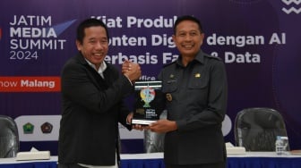 Pemimpin Redaksi Suara.com Suwarjono memberikan pelakat kepada Pj Wali Kota Malang Wahyu Hidayat saat acara Roadshow Jatim Media Summit 2024 di Mini Block Office, Kota Malang, Jawa Timur, Rabu (17/7/2024). [Foto Dok. Suara.com]