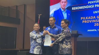 Resmi! AHY Beri SK Tanda Demokrat Dukung Andra Soni-Dimyati di Pilgub Banten