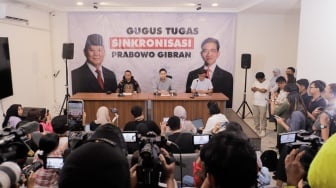 Anggota tim Gugus Tugas Sinkronisasi Prabowo-Gibran, Hasan Nasbi (kiri) dan Budisatrio Djiwandono (tengah) memberikan pernyataan saat menggelar konferensi pers di Media Center TKN Prabowo-Gibran, Jakarta, Jumat (19/7/2024). [Suara.com/Alfian Winanto]