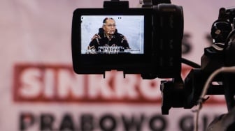 Anggota tim Gugus Tugas Sinkronisasi Prabowo-Gibran, Hasan Nasbi memberikan pernyataan saat menggelar konferensi pers di Media Center TKN Prabowo-Gibran, Jakarta, Jumat (19/7/2024). [Suara.com/Alfian Winanto]