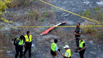 Petugas memeriksa serpihan Helikopter Bell-505 yang dioperasikan PT. Whitesky Aviation setelah jatuh di kawasan Suluban, Badung, Bali, Jumat (19/7/2024). [ANTARA FOTO/Fikri Yusuf/Spt]