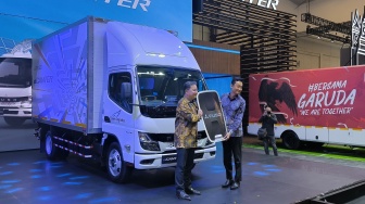 Meluncur di GIIAS 2024, Truk Listrik eCanter Diserahkan ke Konsumen Pertama