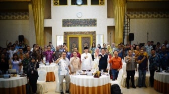 Wakil Bupati Jember KH. MB Firjaun Barlaman foto bersama saat pelaksanaan Jatim Media Summit (JMS) di Jember, Jawa Timur, Jumat (19/7/2024). [Foto dok. Beritajatim.com]