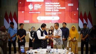 CEO PT Arkadia Digital Media, Suwarjono plakat penghargaan saat pelaksanaan Jatim Media Summit (JMS) di Jember, Jawa Timur, Jumat (19/7/2024). [Foto dok. Beritajatim.com]