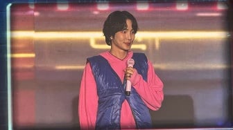 Konser di Jakarta, Key SHINee Ketagihan Makan Sate Pakai Kerupuk: Ini Enak