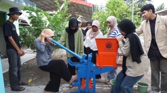 Bersihkan Lingkungan sekaligus Bangun Rumah, Mahasiswa UGM Ciptakan Batako dari Kotoran Sapi