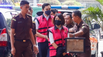 Tersangka kasus dugaan korupsi di PT Timah Harvey Moeis (kedua kiri) bersama Helena Lim (kedua kanan) berjalan memasuki gedung saat pelimpahan tahap dua di Kejaksaan Negeri Jakarta Selatan, Jakarta, Senin (22/7/2024). [Suara.com/Alfian Winanto]