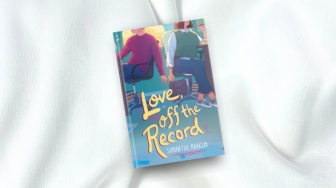 Kompetisi dan Cinta di Balik Layar dalam Novel 'Love, Off the Record'