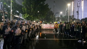 Demo BEM SI Beri Jokowi Rapor Merah Di Patung Kuda Berakhir Ricuh