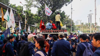 Ratusan Mahasiswa BEM SI Gelar Aksi Di Patung Kuda, Adili 10 Tahun Jokowi