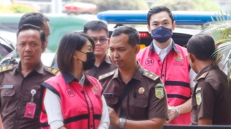 Tersangka kasus dugaan korupsi di PT Timah Harvey Moeis (kedua kanan) bersama Helena Lim (kedua kiri) berjalan memasuki gedung saat pelimpahan tahap dua di Kejaksaan Negeri Jakarta Selatan, Jakarta, Senin (22/7/2024). [Suara.com/Alfian Winanto]