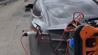 Ironi Mobil Listrik Tesla Pakai Genset di Jalan, Publik: Endingnya Balik ke BBM