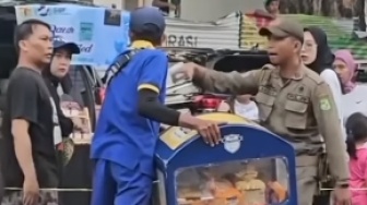 Aksi Arogan Satpol PP Usir Pedagang di CFD Bikin Netizen Murka, Akun Sari Roti Dicolek: Masa Diam Aja Bos!