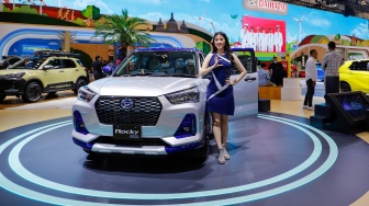 SPG berpose di depan mobil saat pameran otomotif Gaikindo Indonesia International Auto Show (GIIAS) 2024 di ICE BSD City, Tangerang, Selasa (23/7/2024). [Suara.com/Alfian Winanto]