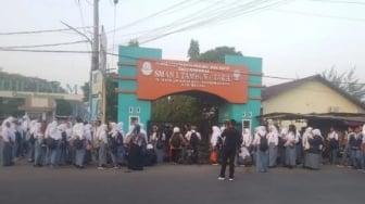 SMAN 1 Tambun Utara Ricuh, Zonasi Hingga PPDB Jadi Alasan Protes Orang Tua Siswa