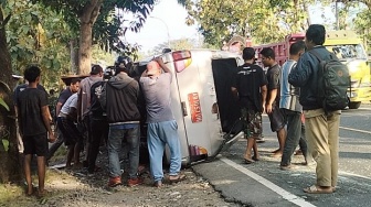 Mobil Pelat Merah Sarat Penumpang Terguling Dua Kali Usai Gagal Dahului Truk di Jalan Wonosari