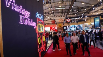 Pengunjung melihat mobil yang dipamerkan dalam pameran otomotif Gaikindo Indonesia International Auto Show (GIIAS) 2024 di ICE BSD City, Tangerang, Selasa (23/7/2024). [Suara.com/Alfian Winanto]