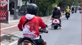 Bikin Salah Fokus, Pria Ini Bonceng Ikan Hasil Tangkapannya Pakai Motor