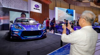 Pengunjung melihat mobil yang dipamerkan dalam pameran otomotif Gaikindo Indonesia International Auto Show (GIIAS) 2024 di ICE BSD City, Tangerang, Selasa (23/7/2024). [Suara.com/Alfian Winanto]