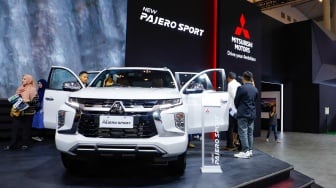 Pengunjung melihat mobil yang dipamerkan dalam pameran otomotif Gaikindo Indonesia International Auto Show (GIIAS) 2024 di ICE BSD City, Tangerang, Selasa (23/7/2024). [Suara.com/Alfian Winanto]