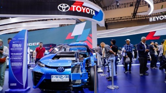 Pengunjung melihat mobil yang dipamerkan dalam pameran otomotif Gaikindo Indonesia International Auto Show (GIIAS) 2024 di ICE BSD City, Tangerang, Selasa (23/7/2024). [Suara.com/Alfian Winanto]