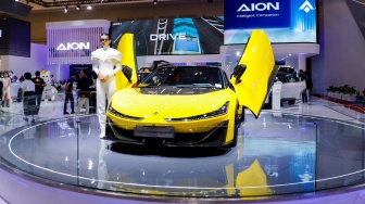 Pengunjung melihat mobil yang dipamerkan dalam pameran otomotif Gaikindo Indonesia International Auto Show (GIIAS) 2024 di ICE BSD City, Tangerang, Selasa (23/7/2024). [Suara.com/Alfian Winanto]