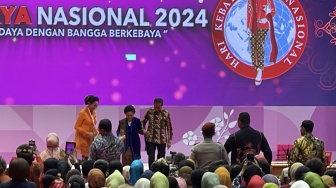 Momen Manis Jokowi Gandeng Iriana di Perayaan Hari Kebaya Nasional