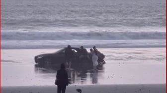 Gagal Keren, Pasangan Prewedding di Pantai Pasut Ini Panik Saat Mobil Stuck di Pasir