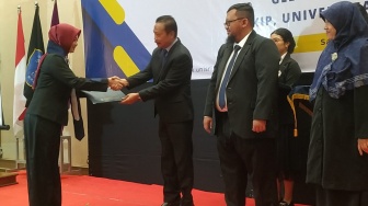 Komitmen Wujudkan Guru Berkualitas, Unisri Kukuhkan 89 Guru Profesional