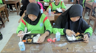 Potret Uji Coba Makan Siang Gratis di Kota Solo, Siswa Dapat Nasi Box hingga Susu