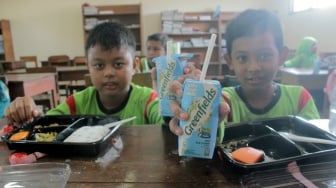 Siswa dan siswi SDN Tugu Solo menikmati menu makan siang gratis dalam uji coba yang berlangsung, Kamis (25/7/2024). Makan bergizi gratis yang merupakan program pasangan presiden dan wakil presiden terpilih, Prabowo Subianto-Gibran Rakabuming Raka.[Suara.com/Ronald Seger Prabowo]