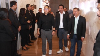  Pj. Gubernur Jatim Adhy Karyono (kiri), CEO Suara.com Suwarjono (tengah), CEO Beritajatim.com, Dwi Eko Lokononto (kanan) saat acara Jatim Media Summit (JMS) 2024 di Hotel Whiz Luxe Hotel Spasio, Surabaya, Jawa Timur, Kamis (25/7/2024). [Foto dok. JMS 2024]